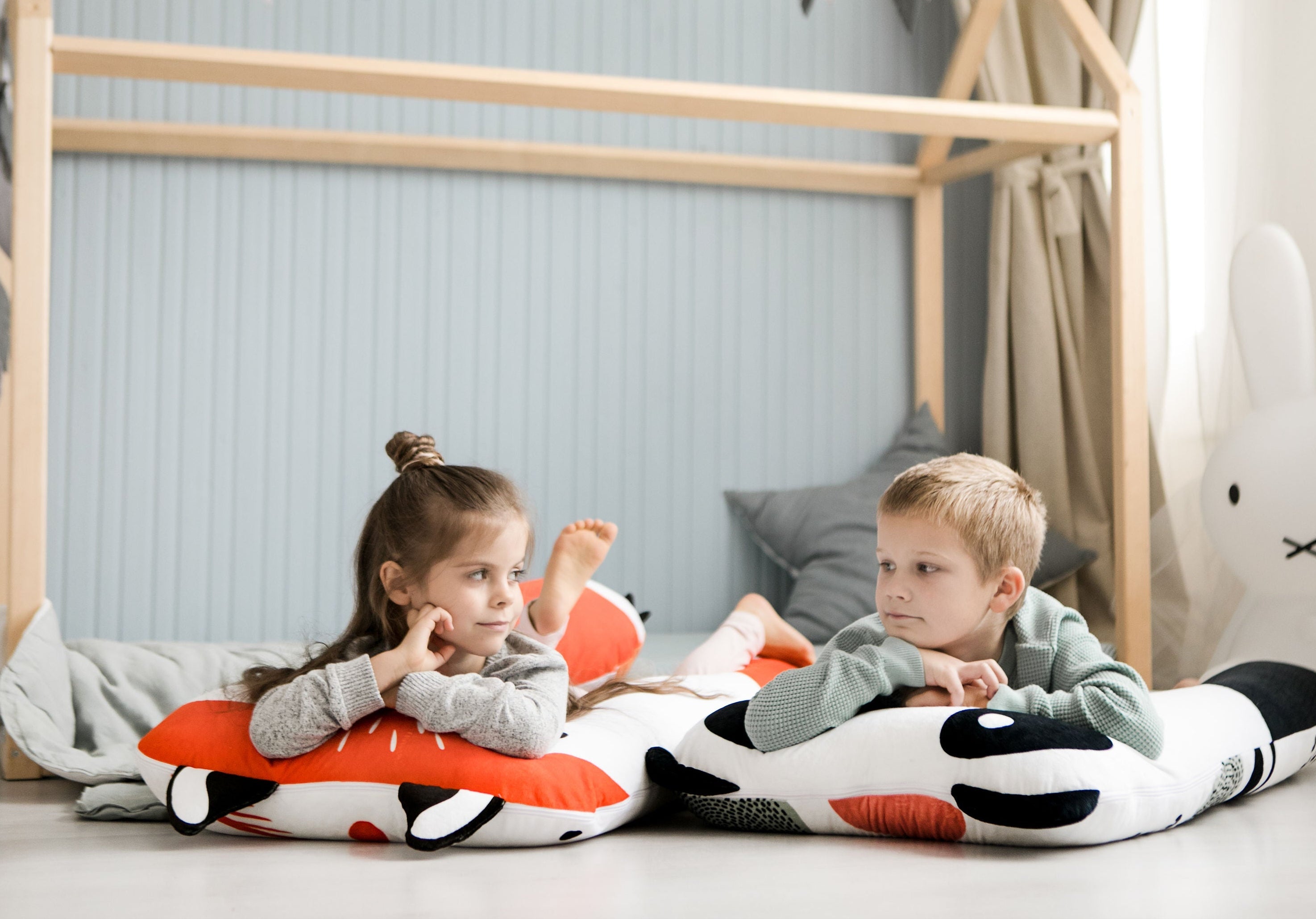 Close-up van een kinderhoofdkussen met een schattig vos- en pandadesign.
