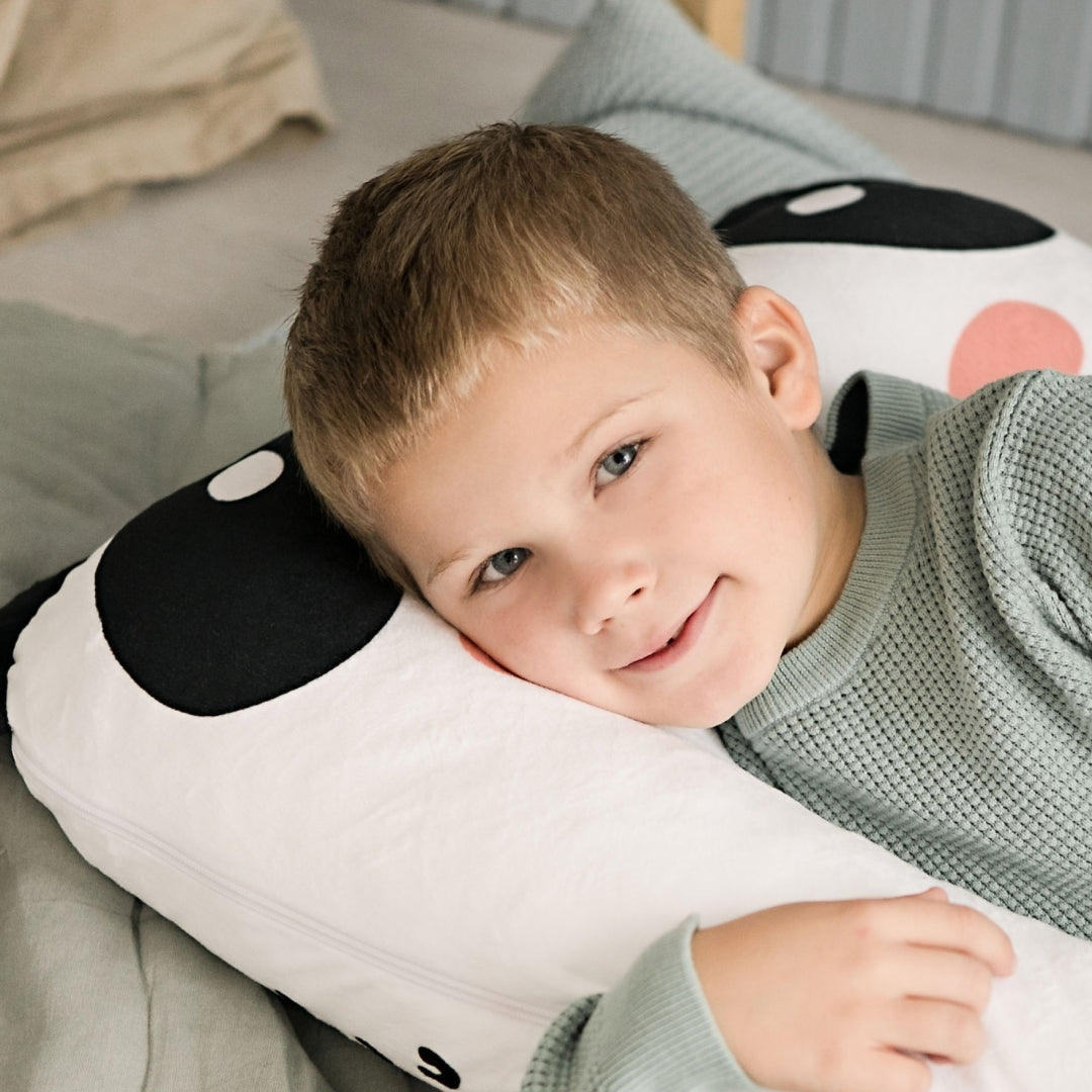 Jongen slaapt comfortabel op een panda kinderkussen – zacht en ergonomisch kussen voor kinderen, perfect voor een goede nachtrust.
