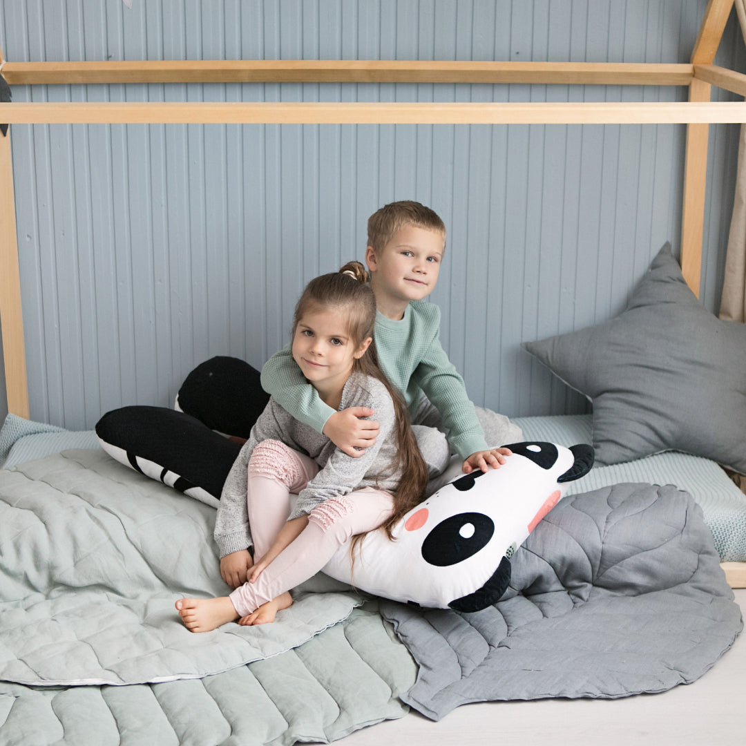 Kind zit op ergonomisch kinderkussen – goede ondersteuning voor gezonde nachtrust